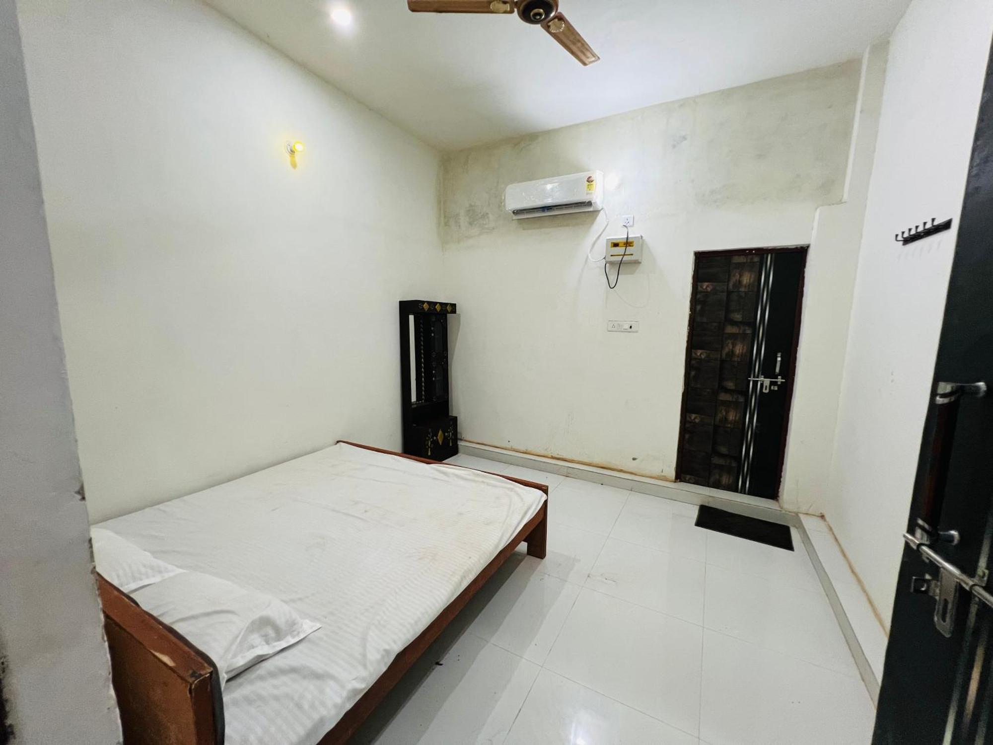 Shreenathji Haveli Hotel Naimisharanya Exterior photo